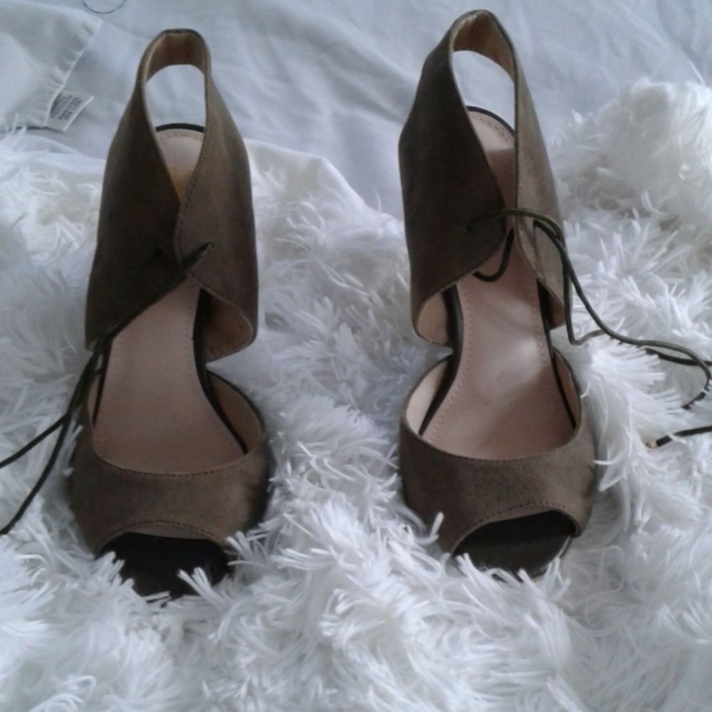 High heels olive color size 7